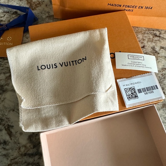 Louis Vuitton leather wallet - Picture 8 of 11